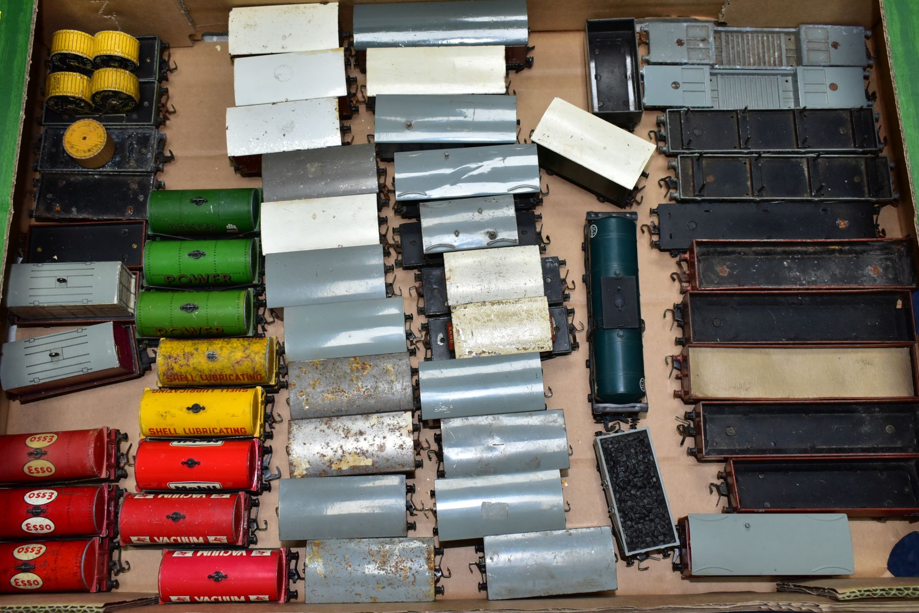 A QUANTITY OF UNBOXED AND ASSORTED MAINLY HORNBY DUBLO WAGONS, mainly tinplate and diecast versions, - Bild 4 aus 6