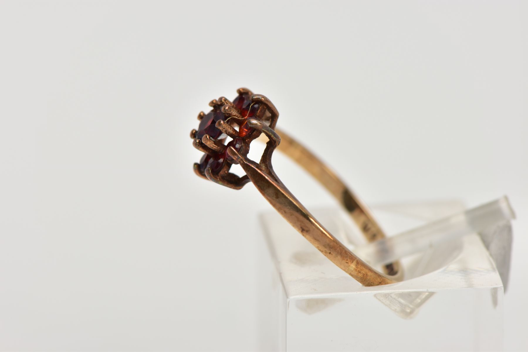A 9CT GOLD GARNET CLUSTER RING, flower shape cluster set with circular cut garnets, tapered - Image 2 of 4