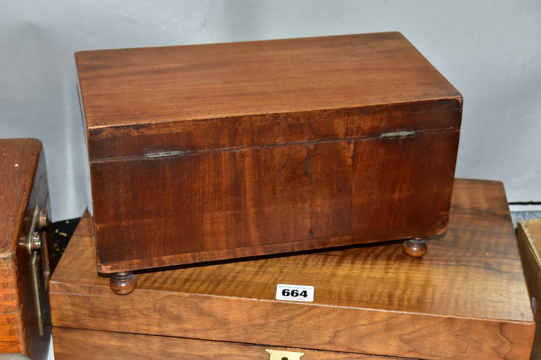 A LATE GEORGIAN MAHOGANY RECTANGULAR BOX AND A VICTORIAN WALNUT WRITING SLOPE, the box with ivory - Bild 3 aus 6