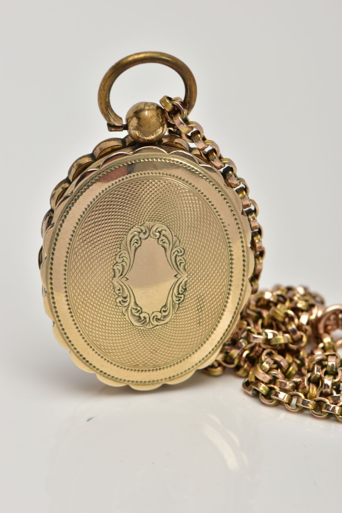 A YELLOW METAL CURB LINK CHAIN WITH A GOLD-PLATED OVAL LOCKET, the curb link chain fitted with a - Image 4 of 4