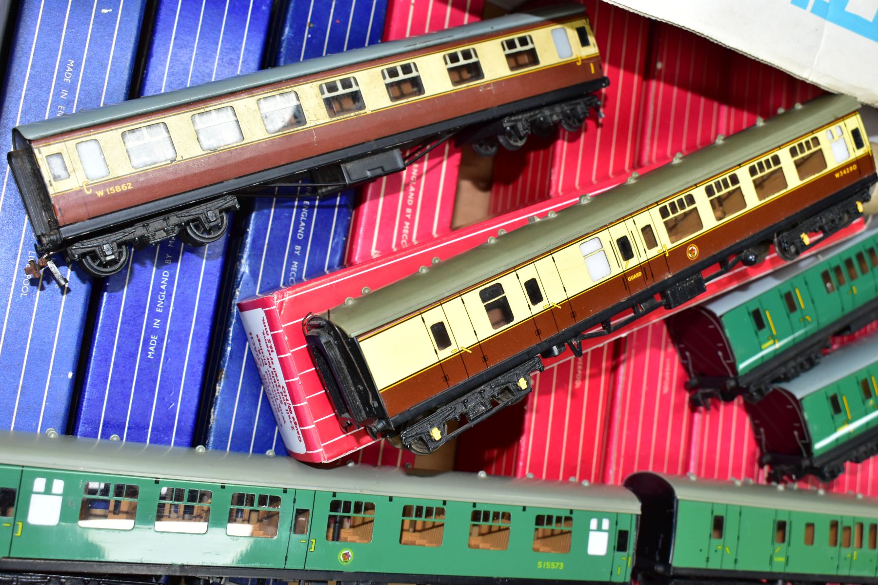 A QUANTITY OF BOXED AND UNBOXED HORNBY DUBLO PASSENGER COACHES, majority are assorted tinplate - Bild 2 aus 3