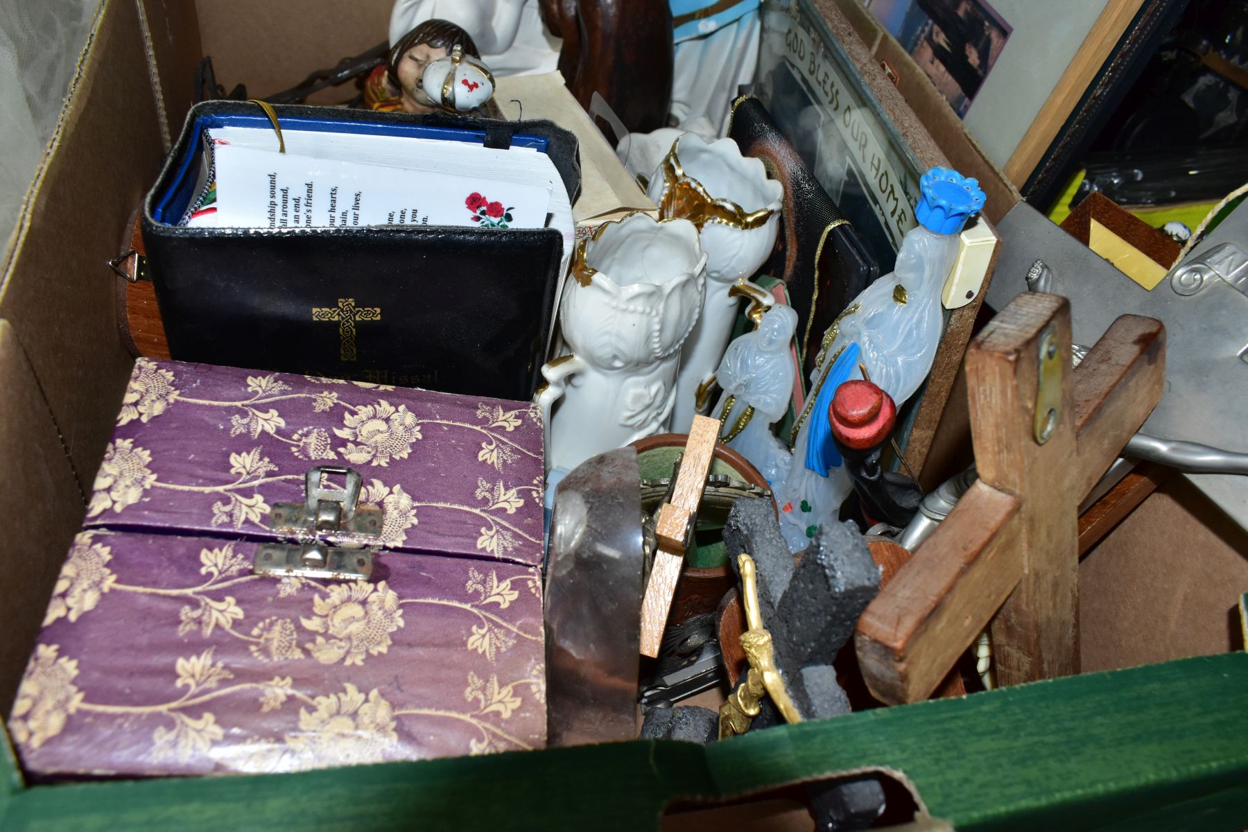 FIVE BOXES AND LOOSE SUNDRY ITEMS, LAMPS, PICTURES, BOOKS, HATS etc, to include a Zenit EM MOSHVA 80 - Bild 10 aus 17