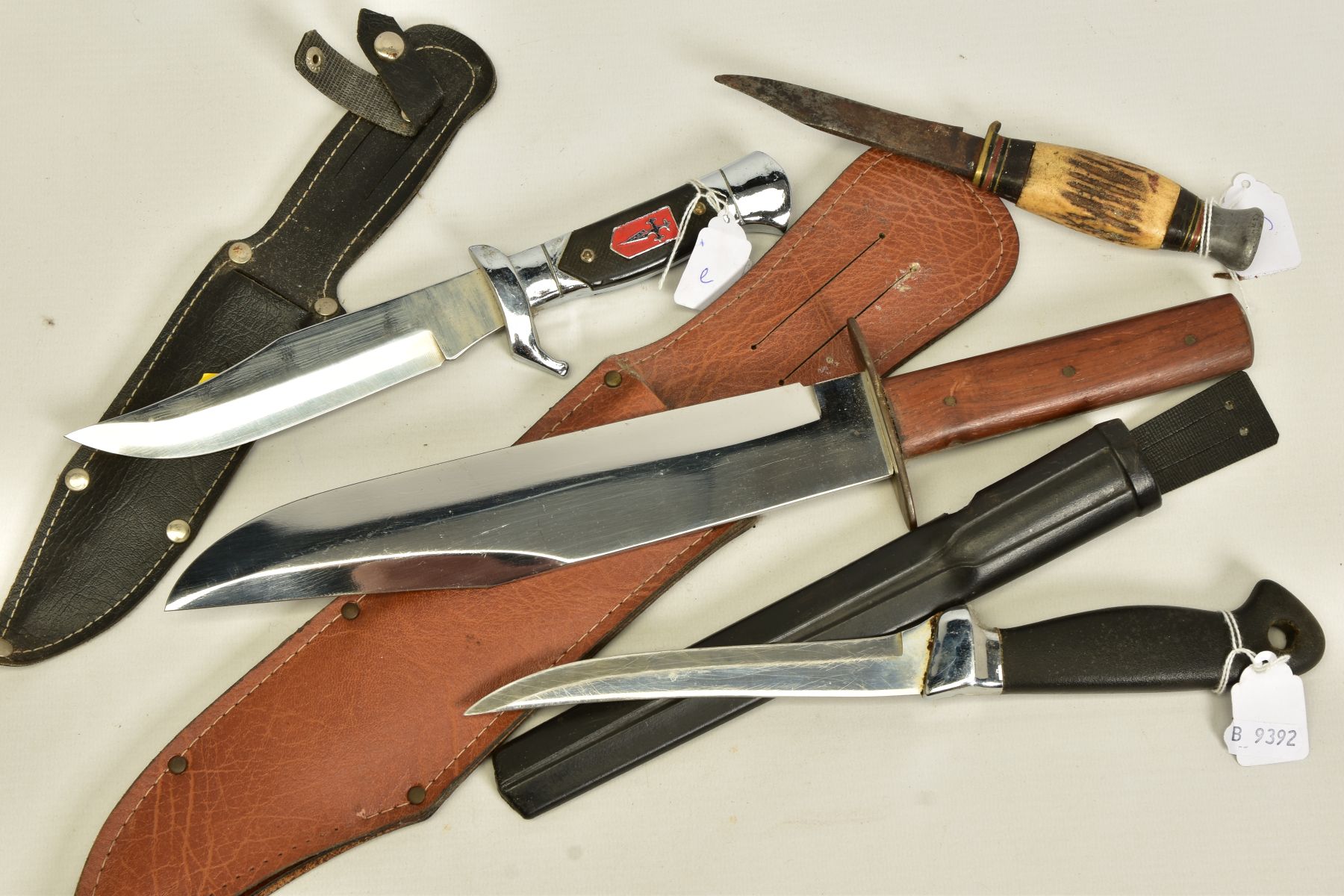 FOUR x MODERN KNIVES/DAGGERS, one is a Bowie knife style, three have scabbards, camping/hunting - Image 5 of 5