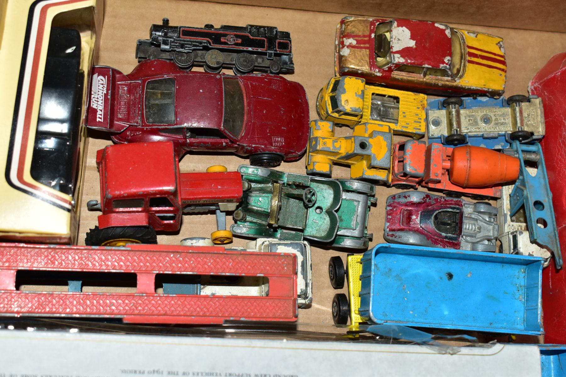 FOUR BOXES AND LOOSE DIECAST MODELS, JIGSAWS & FOOTBALL PROGRAMMES, approximately 55 Diecast Models, - Bild 3 aus 7