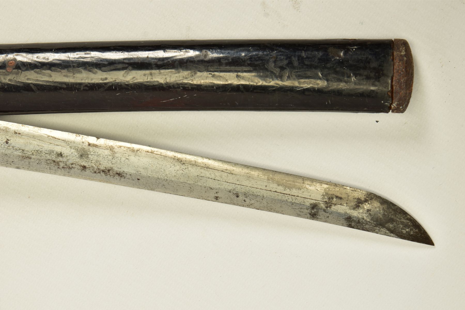 A WWII ERA JAPANESE 'GUNTO' SHORT SWORD, together with black painted/lacquered scabbard which has - Image 7 of 13