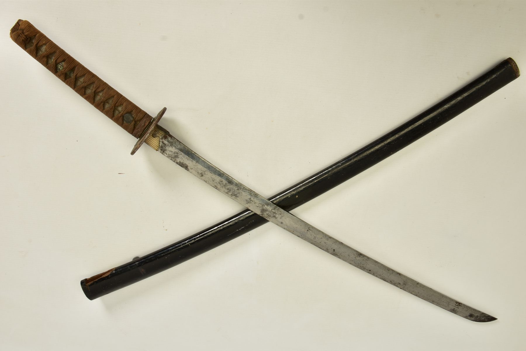 A WWII ERA JAPANESE 'GUNTO' SHORT SWORD, together with black painted/lacquered scabbard which has - Image 8 of 13