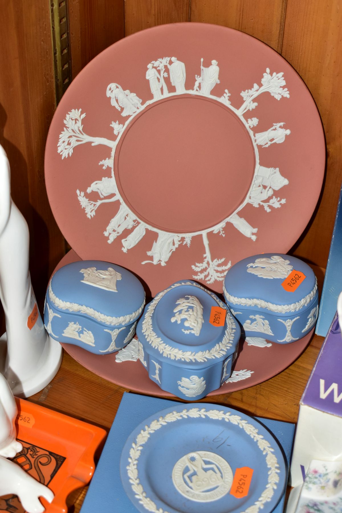 A GROUP OF ORNAMENTS AND GIFT WARES to include Wedgwood 'Angela' clock, height 10.5cm and covered - Bild 6 aus 9