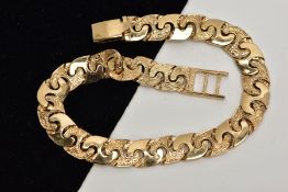 A 9CT GOLD CURB LINK CHAIN, some links with an engraved foliate design interspaced with plain