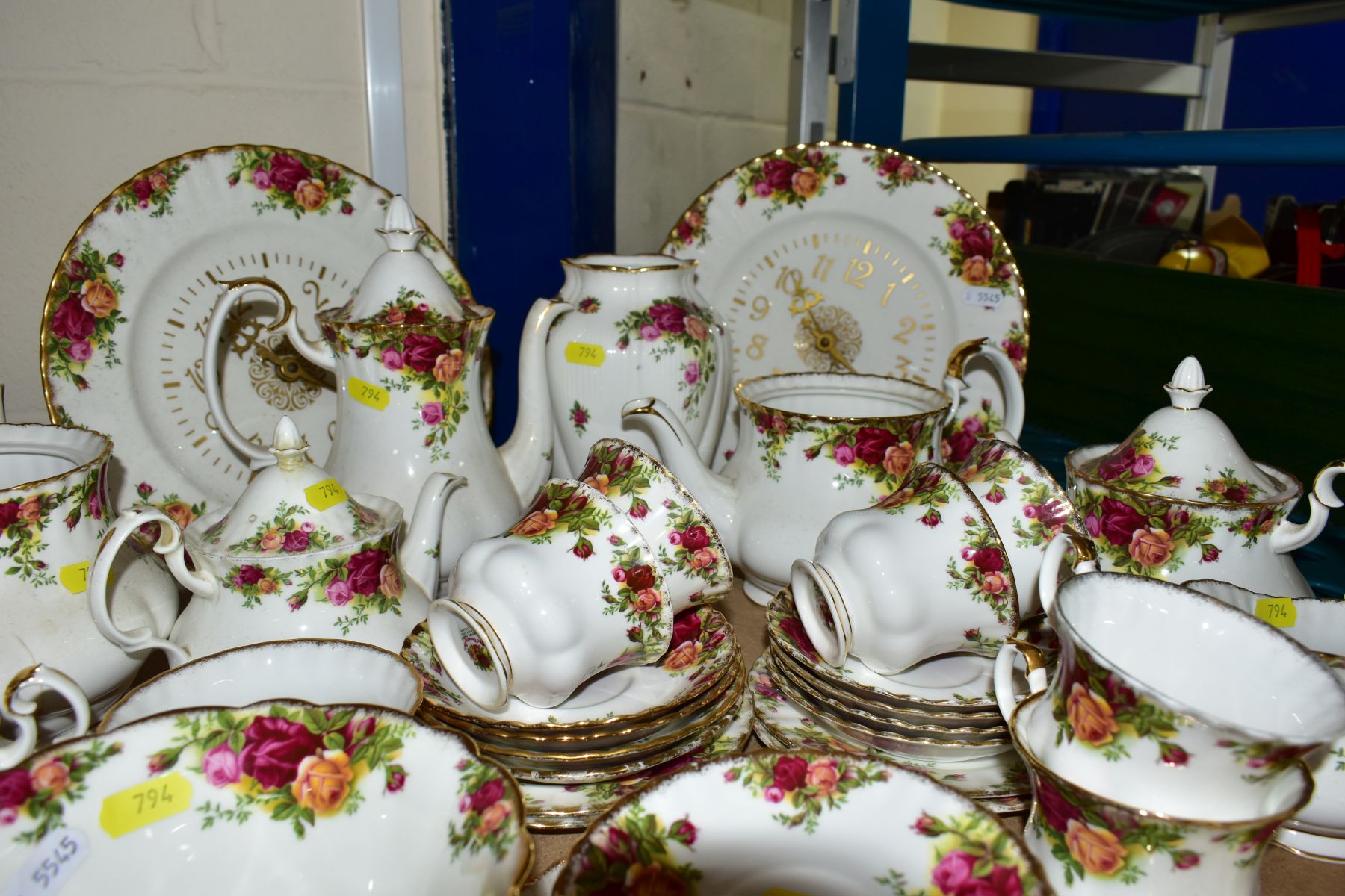 FIFTY TWO PIECES OF ROYAL ALBERT 'OLD COUNTRY ROSES' TEA/DINNERWARES AND OTHER ITEMS, comprising - Image 2 of 6