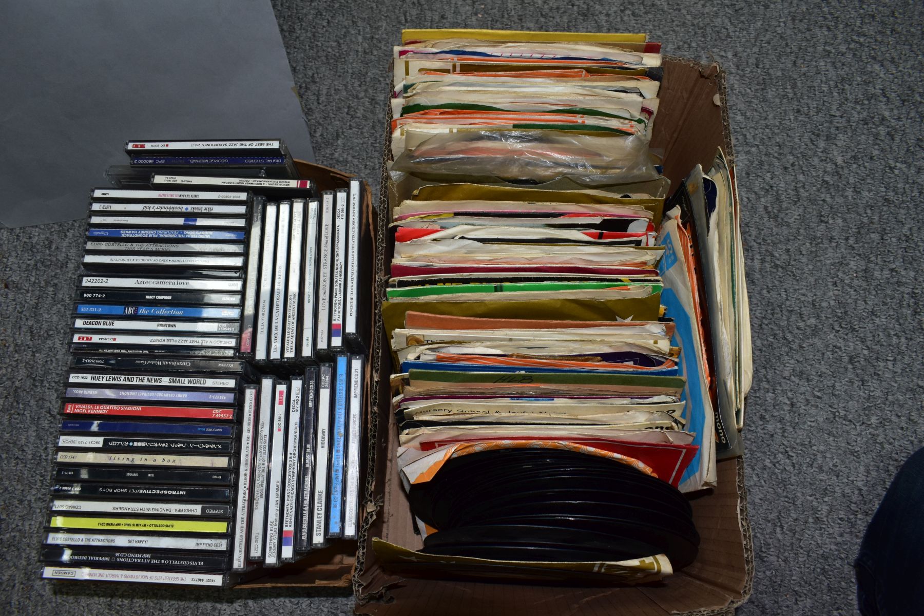 THREE TRAYS AND A CASE CONTAINING OVER TWO HUNDRED AND FIFTY LP'S, 12 INCH, 7 INCH SINGLES AND CD'S, - Bild 2 aus 3