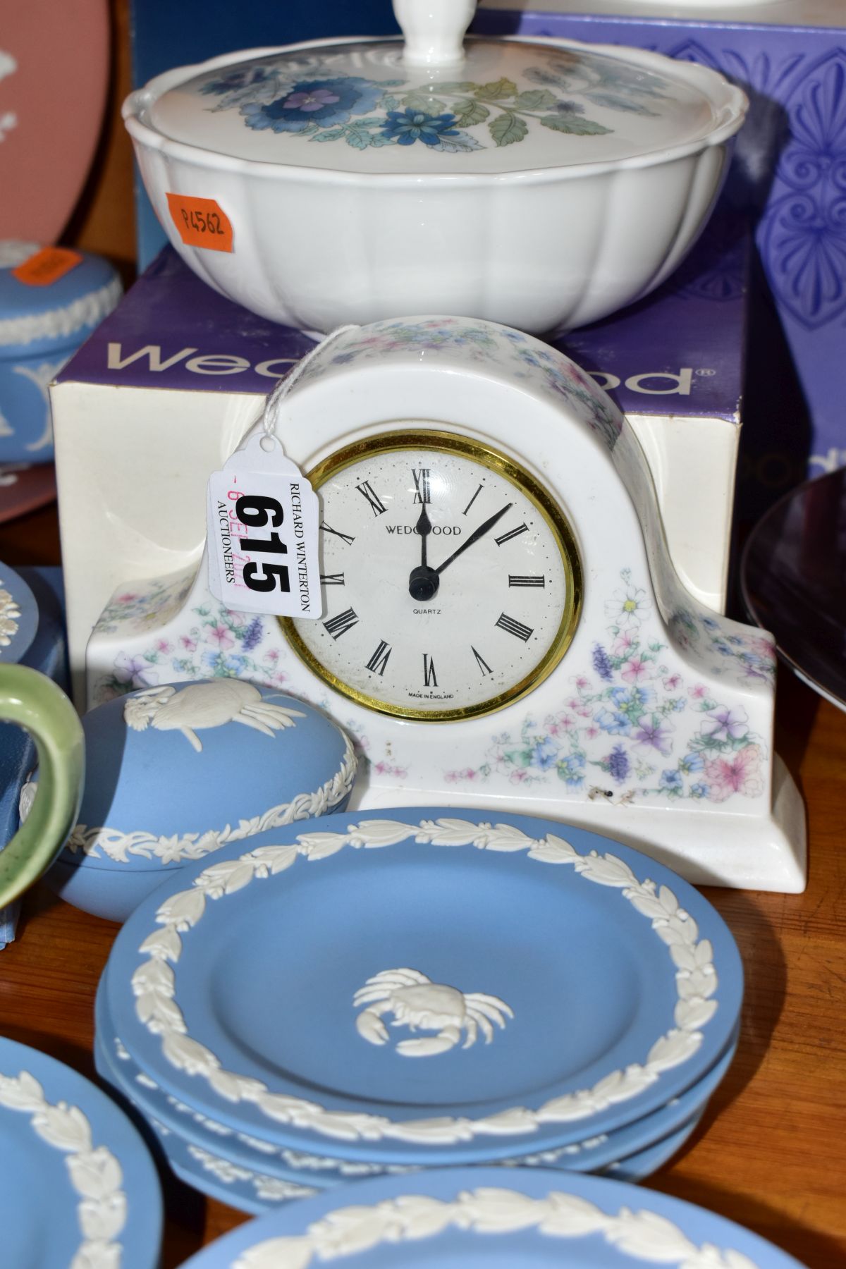 A GROUP OF ORNAMENTS AND GIFT WARES to include Wedgwood 'Angela' clock, height 10.5cm and covered - Bild 2 aus 9