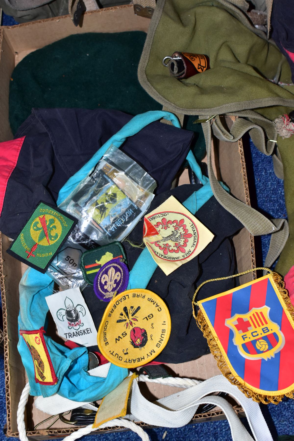 A BOX OF SCOUTING UNIFORMS AND ACCESSORIES, including three berets, five neckers, a shirt, fabric - Bild 4 aus 4