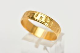 A 22CT WEDDING BAND, a flat section band with engraved pattern, measuring approximately 5.4mm in