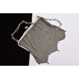 AN EARLY 20TH CENTURY SILVER CHAIN MAIL PURSE, chain mail body with a zag-zag detailed base,