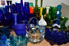 A QUANTITY OF 20TH CENTURY COLOURED AND CLEAR GLASSWARES to include vases, bowls, etc, largely