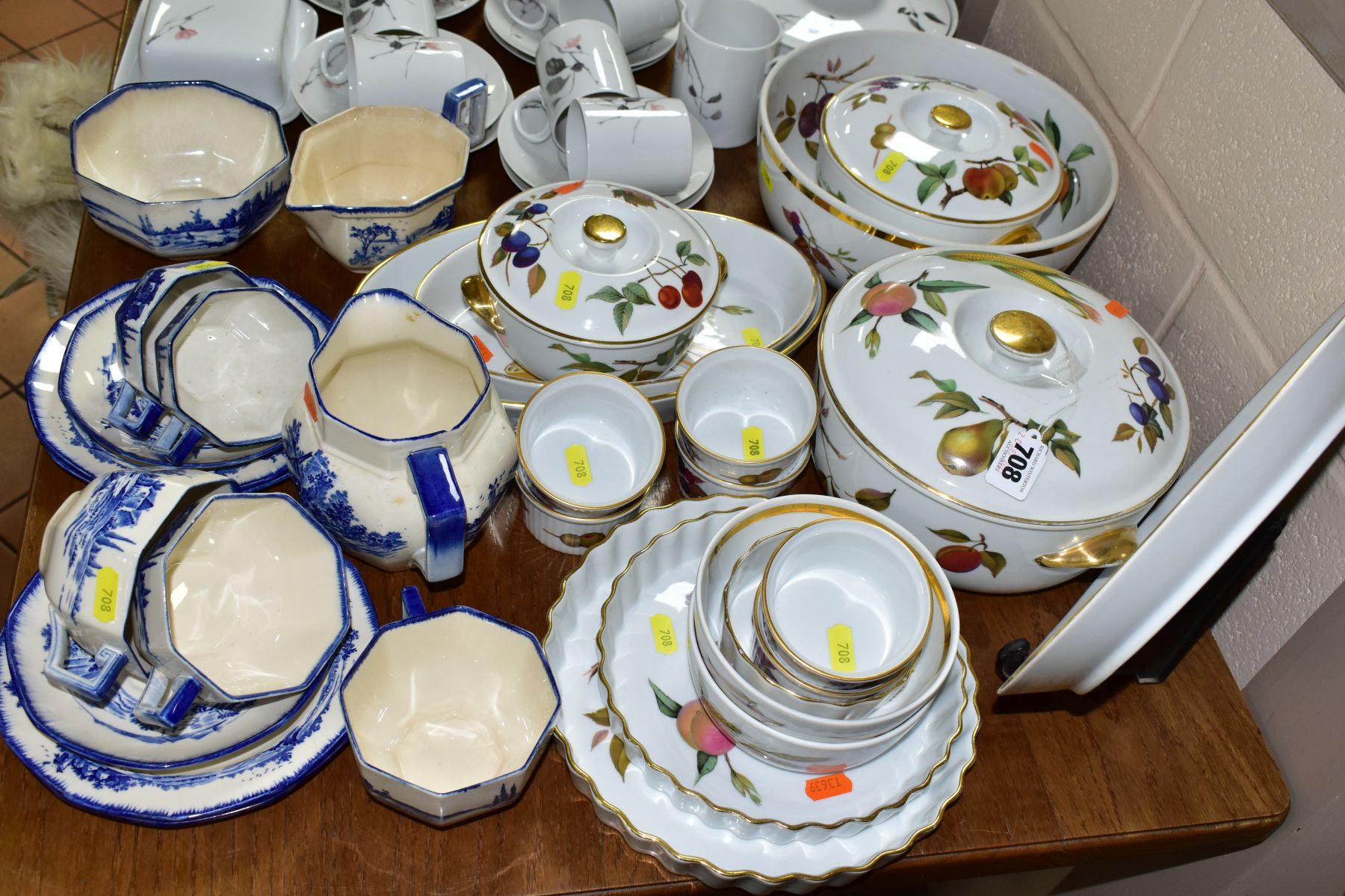 A COLLECTION OF ASSORTED 20TH CENTURY TEA AND DINNERWARES, comprising seventeen pieces of Royal - Image 7 of 7