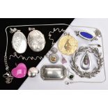 A SELECTION OF SILVER AND WHITE METAL JEWELLERY, to include a Danish silver wreath style brooch,