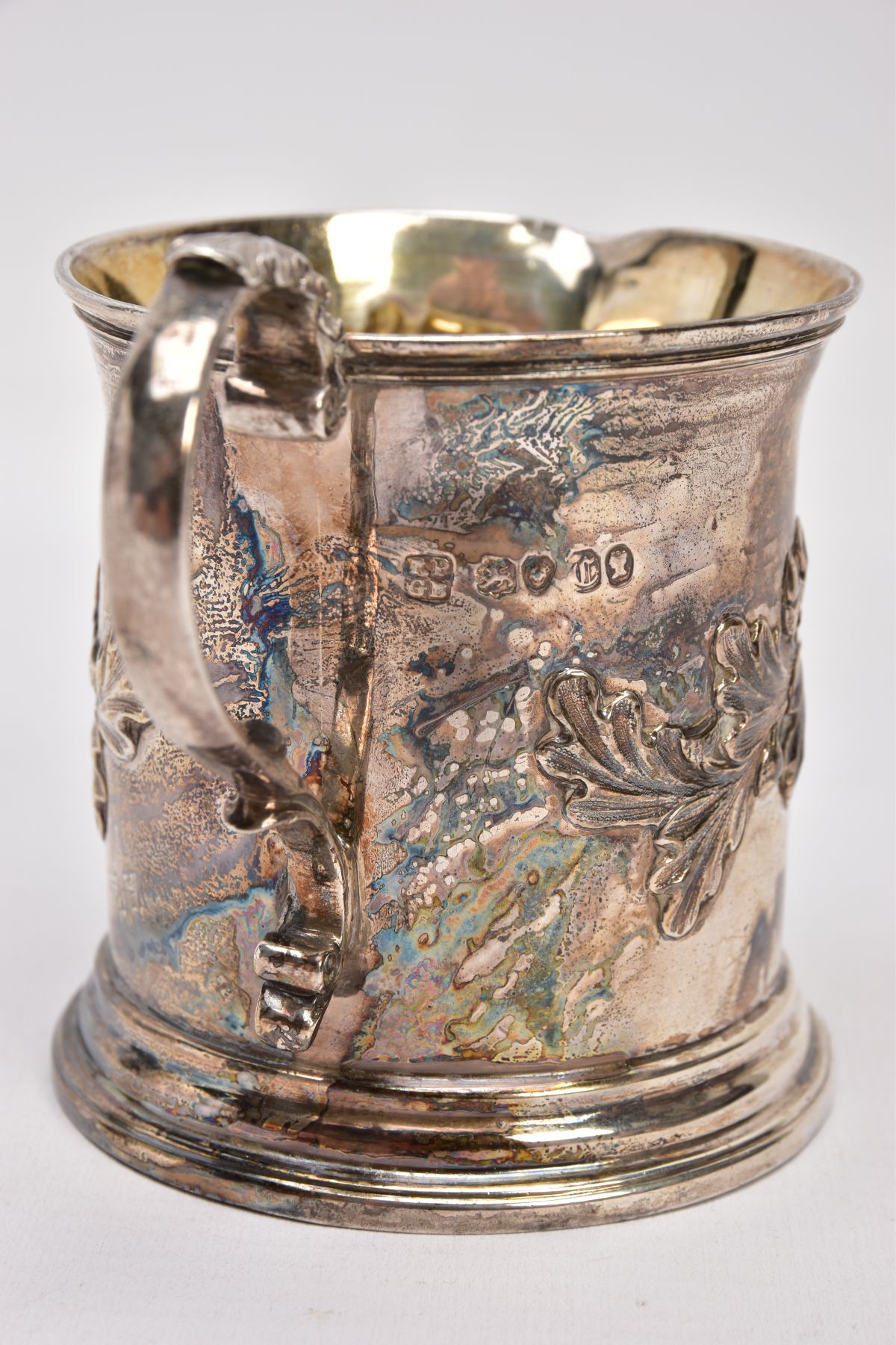 AN EARLY VICTORIAN SILVER CREAM JUG, with embossed acorn leaves scattered with acorns gathered in - Image 4 of 6