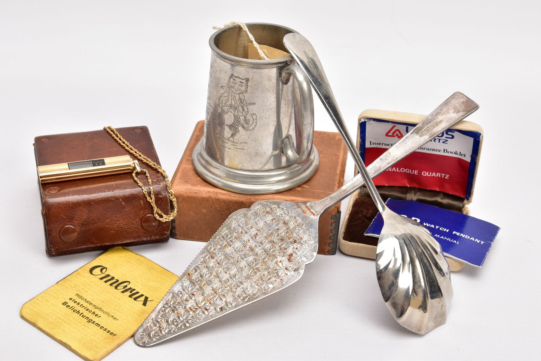 A BAG OF ASSORTED ITEMS, to include a child's nursery rhyme English pewter tankard, a silver- - Bild 5 aus 5