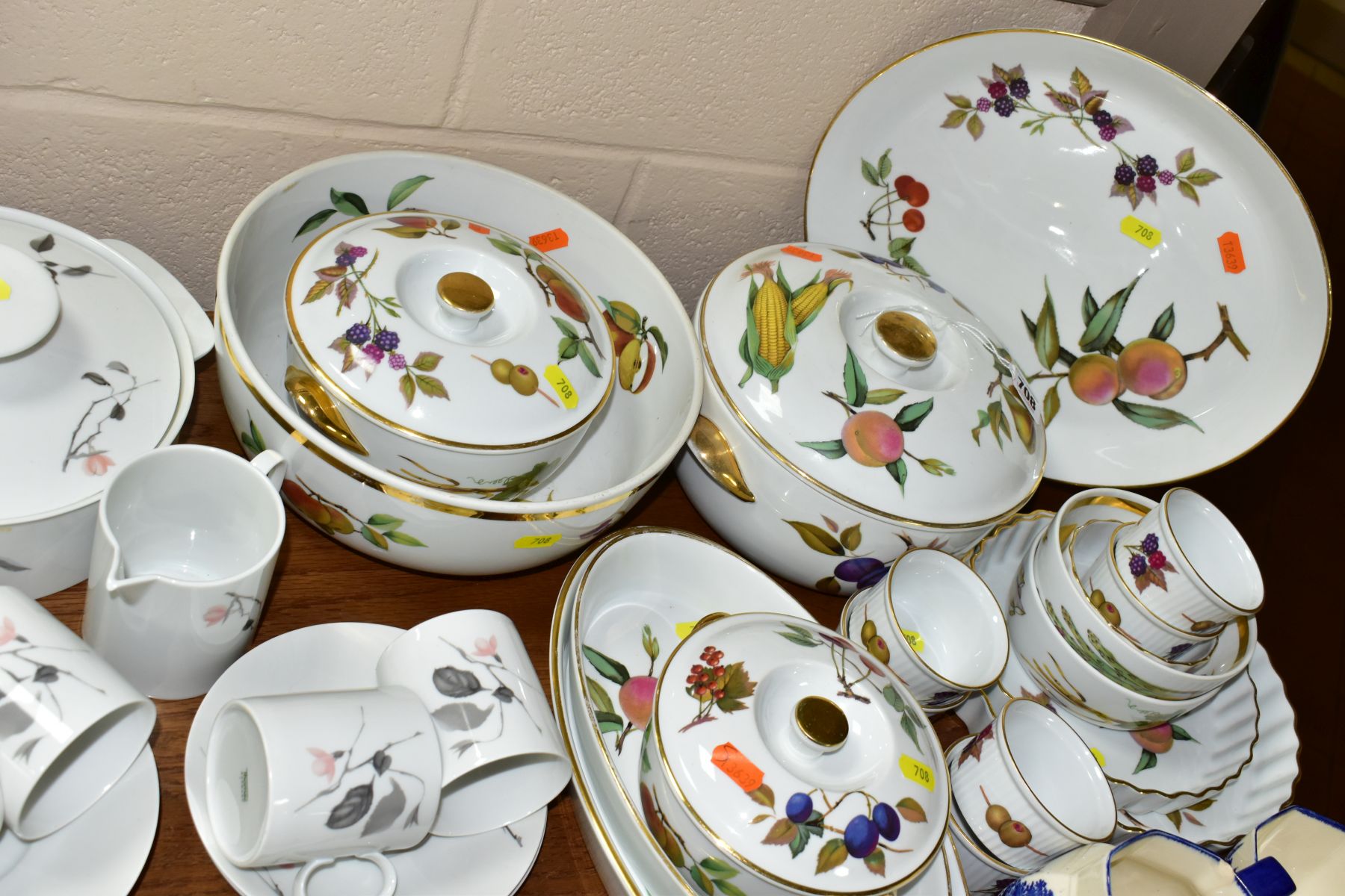 A COLLECTION OF ASSORTED 20TH CENTURY TEA AND DINNERWARES, comprising seventeen pieces of Royal - Image 6 of 7