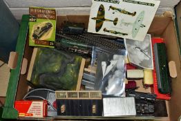 A QUANTITY OF UNBOXED AND ASSORTED 00/HO GAUGE MODEL RAILWAY ITEMS, to include Princess class