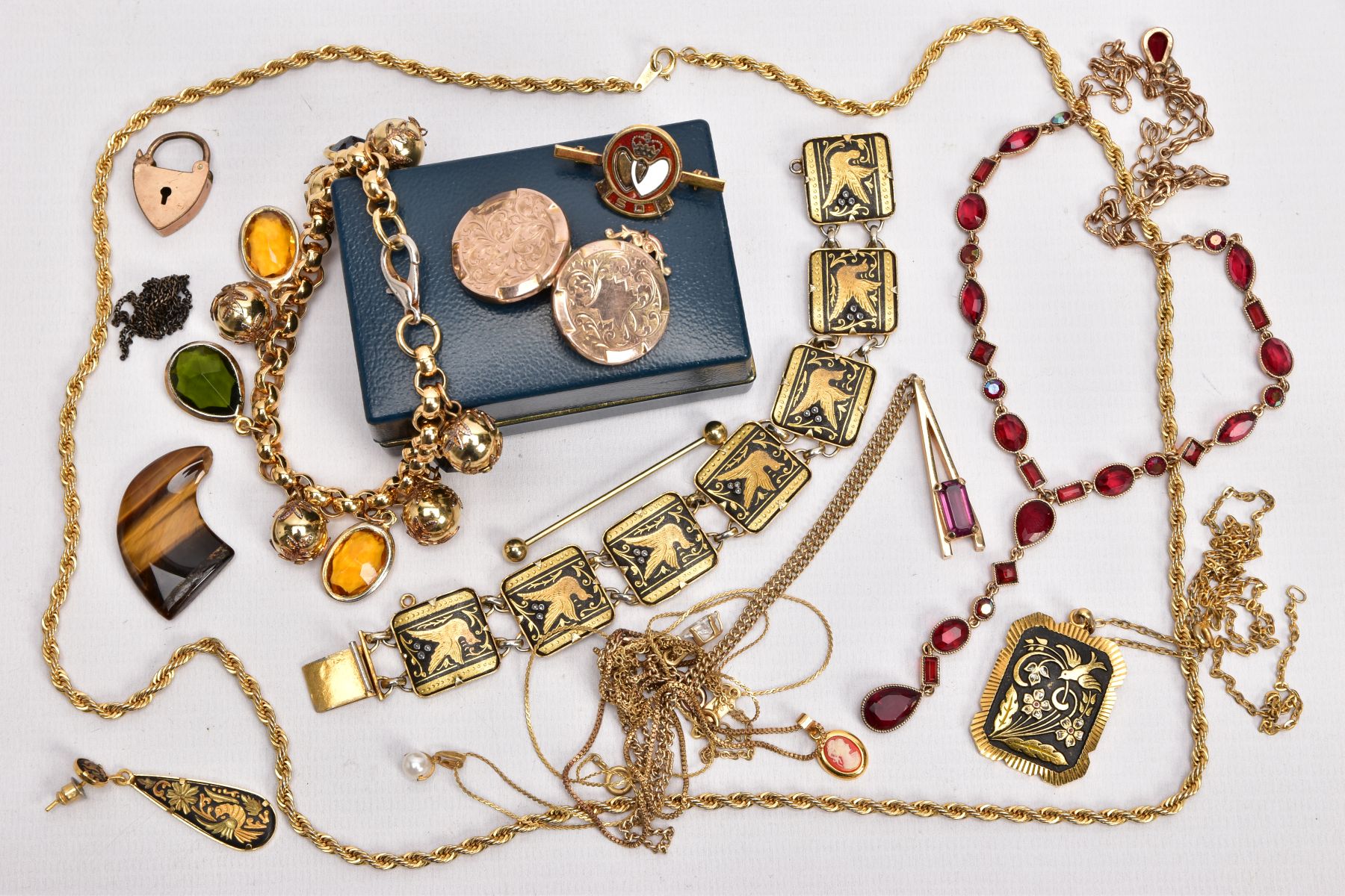 A BAG OF ASSORTED JEWELLERY, to include a yellow metal circular locket fitted with suspension ring