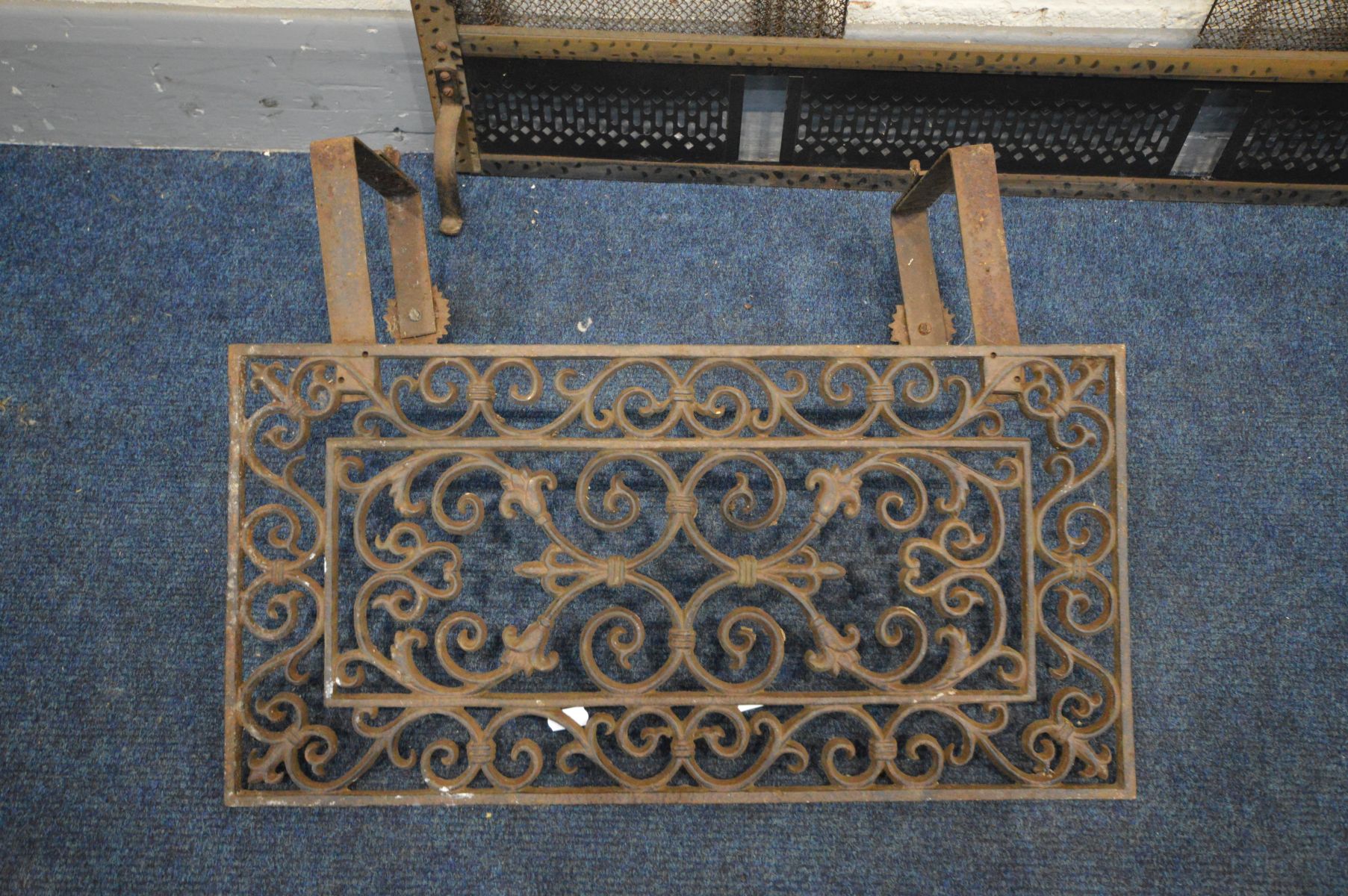 A SELECTION OF METALWARE, to include a fire screen with a mesh curtain, cast iron foliate plaque - Image 4 of 5
