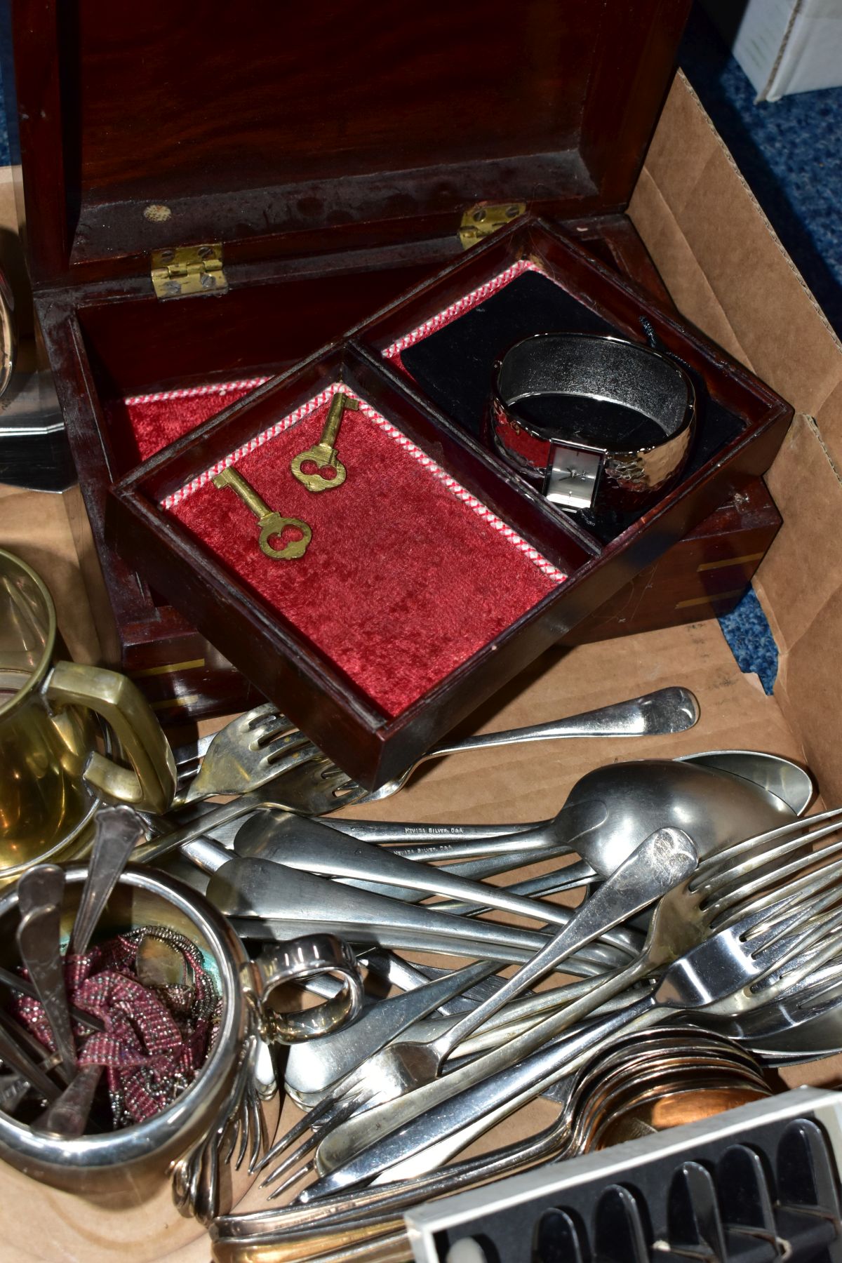 A BOX OF MAINLY SILVER PLATED WARE AND COSTUME JEWELLERY, to include a hinged wooden jewellery - Image 5 of 9