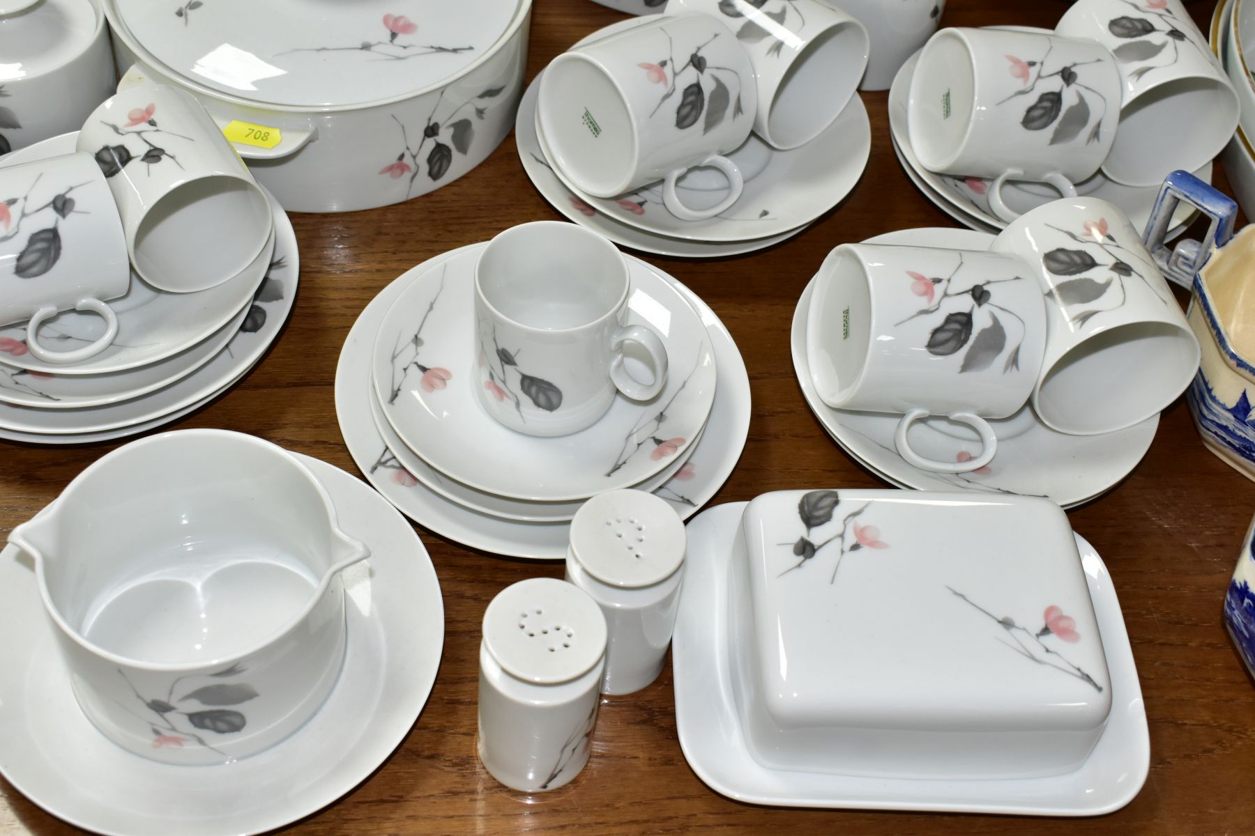 A COLLECTION OF ASSORTED 20TH CENTURY TEA AND DINNERWARES, comprising seventeen pieces of Royal - Image 3 of 7