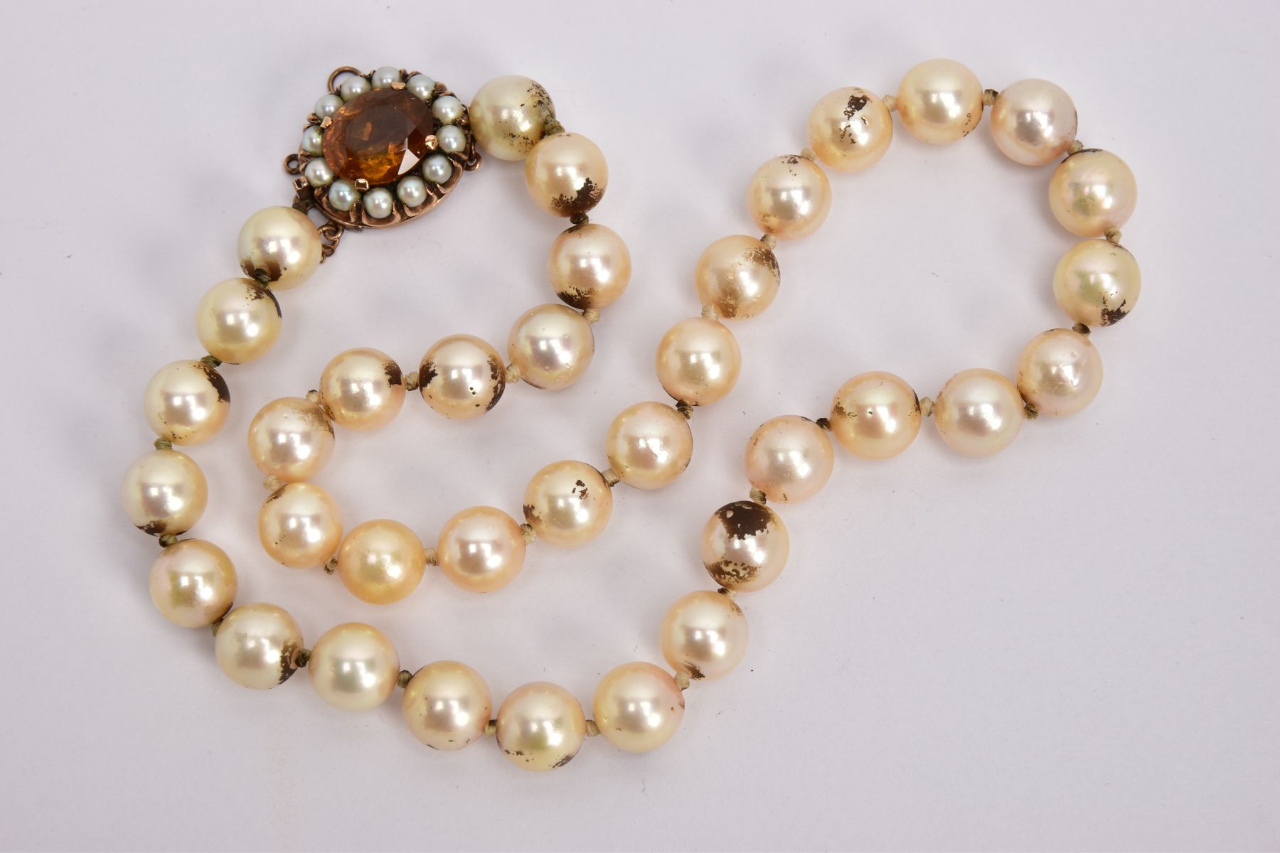 AN EARLY 20TH CENTURY CULTURED PEARL NECKLACE WITH 9CT GOLD GEM SET CLASP, comprising a single row - Image 3 of 4