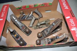 A TRAY CONTAINING WOOD PLANES comprising a Stanley Bailey No4, a Record No 044 plough plane (