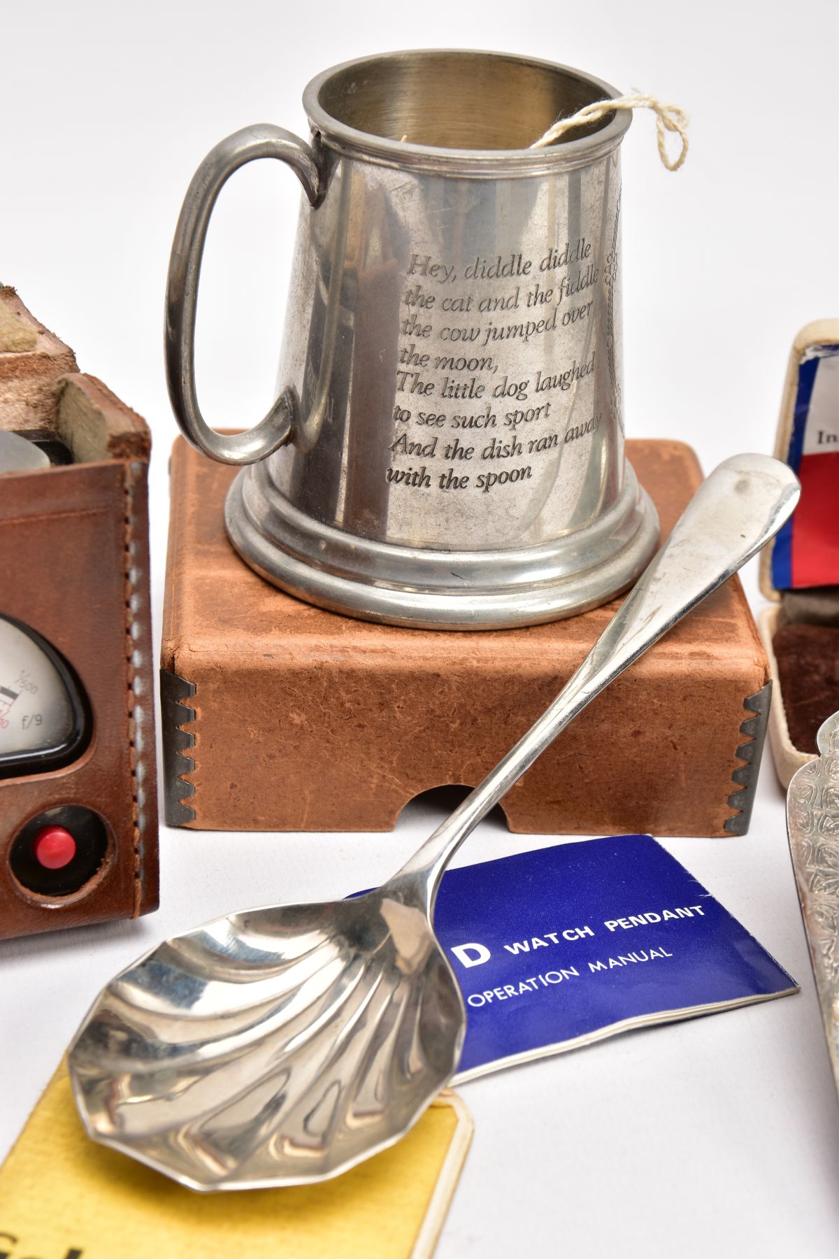 A BAG OF ASSORTED ITEMS, to include a child's nursery rhyme English pewter tankard, a silver- - Bild 3 aus 5