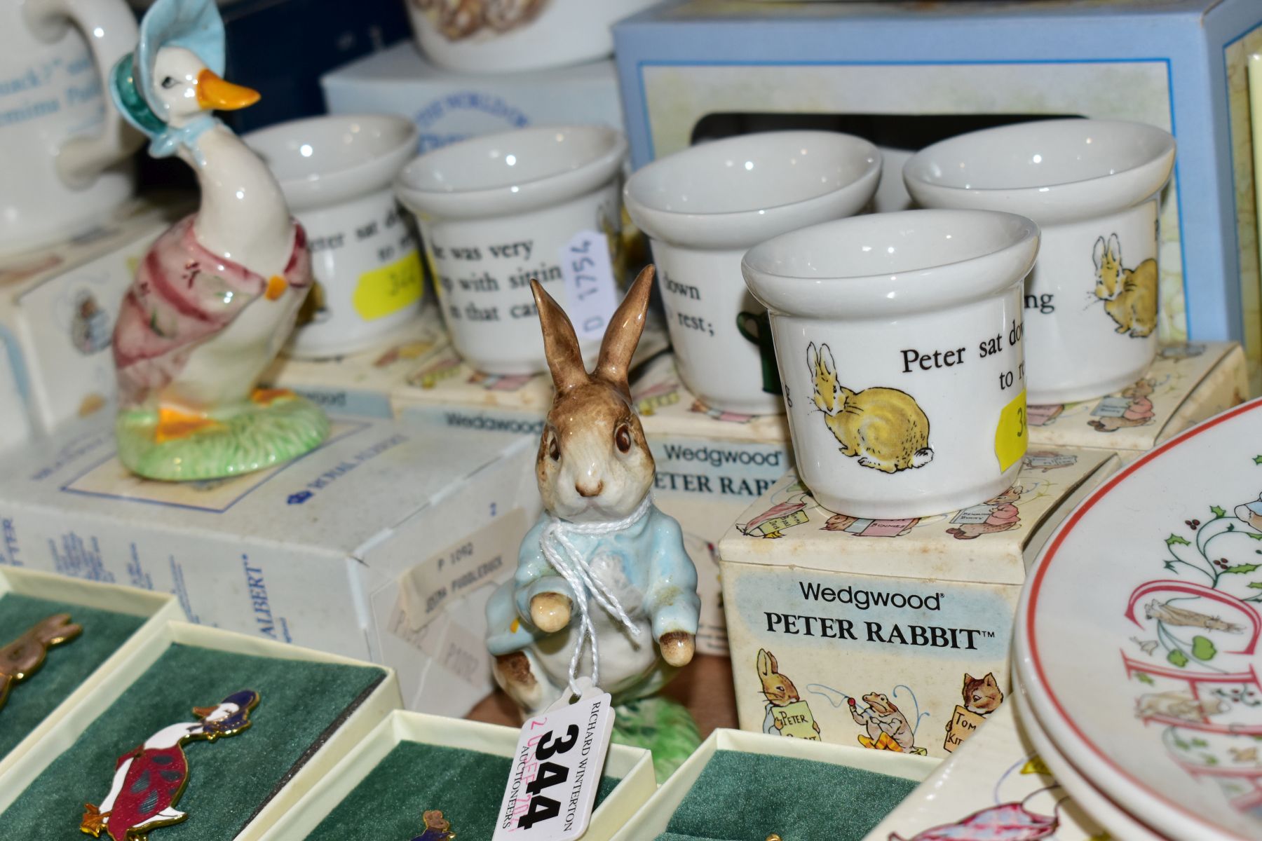 A COLLECTION OF BEATRIX POTTER RELATED CERAMICS, PRINTS AND COSTUME JEWELLERY, ETC, including a - Image 8 of 9