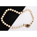 AN EARLY 20TH CENTURY CULTURED PEARL NECKLACE WITH 9CT GOLD GEM SET CLASP, comprising a single row