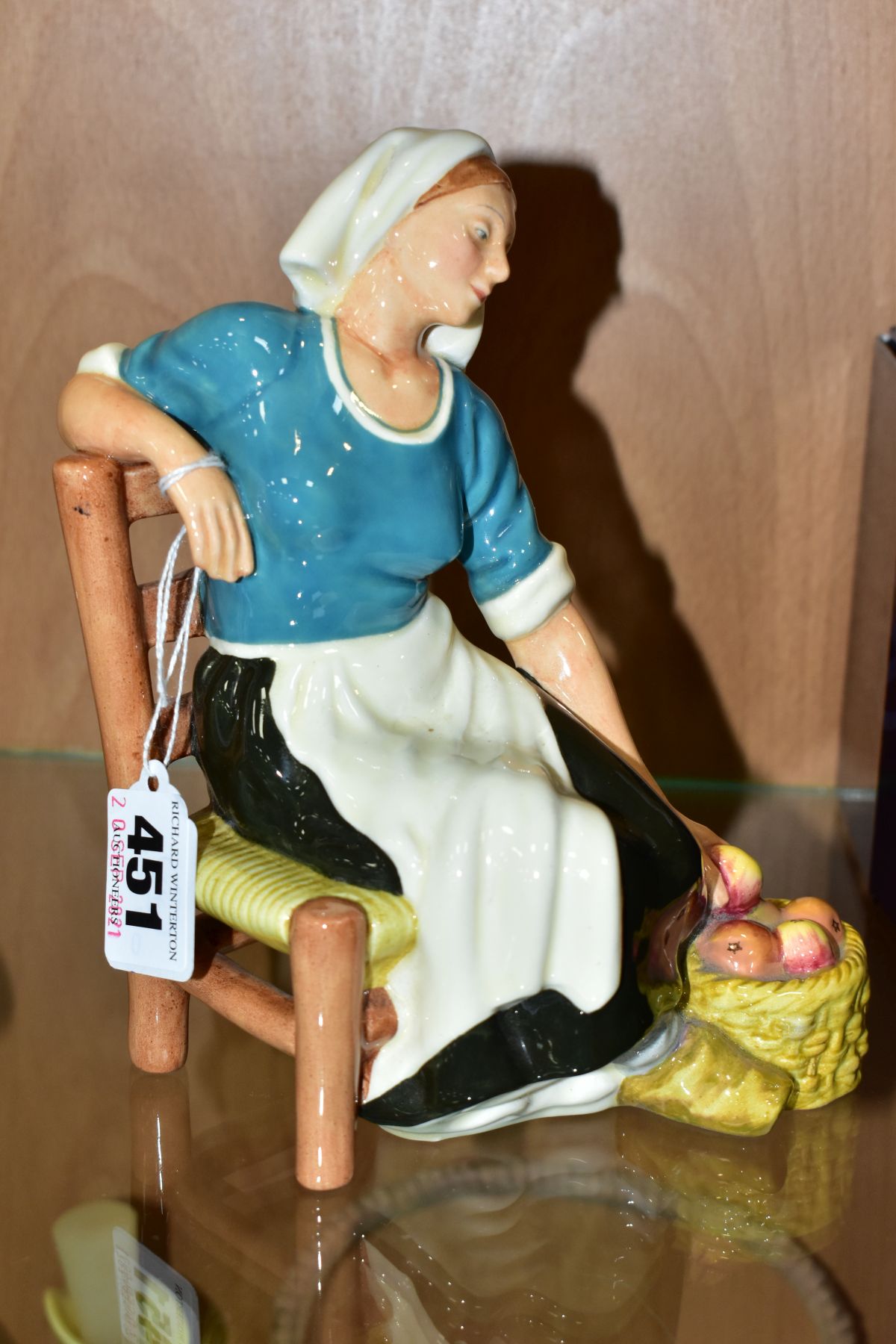 A ROYAL DOULTON FIGURE 'The Apple Maid' HN2160, height 17cm (condition: no obvious damage) - Image 4 of 5