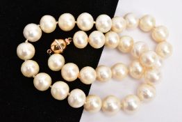A CULTURED PEARL NECKLACE WITH 18CT GOLD CLASP, designed as a single row necklace, pearls