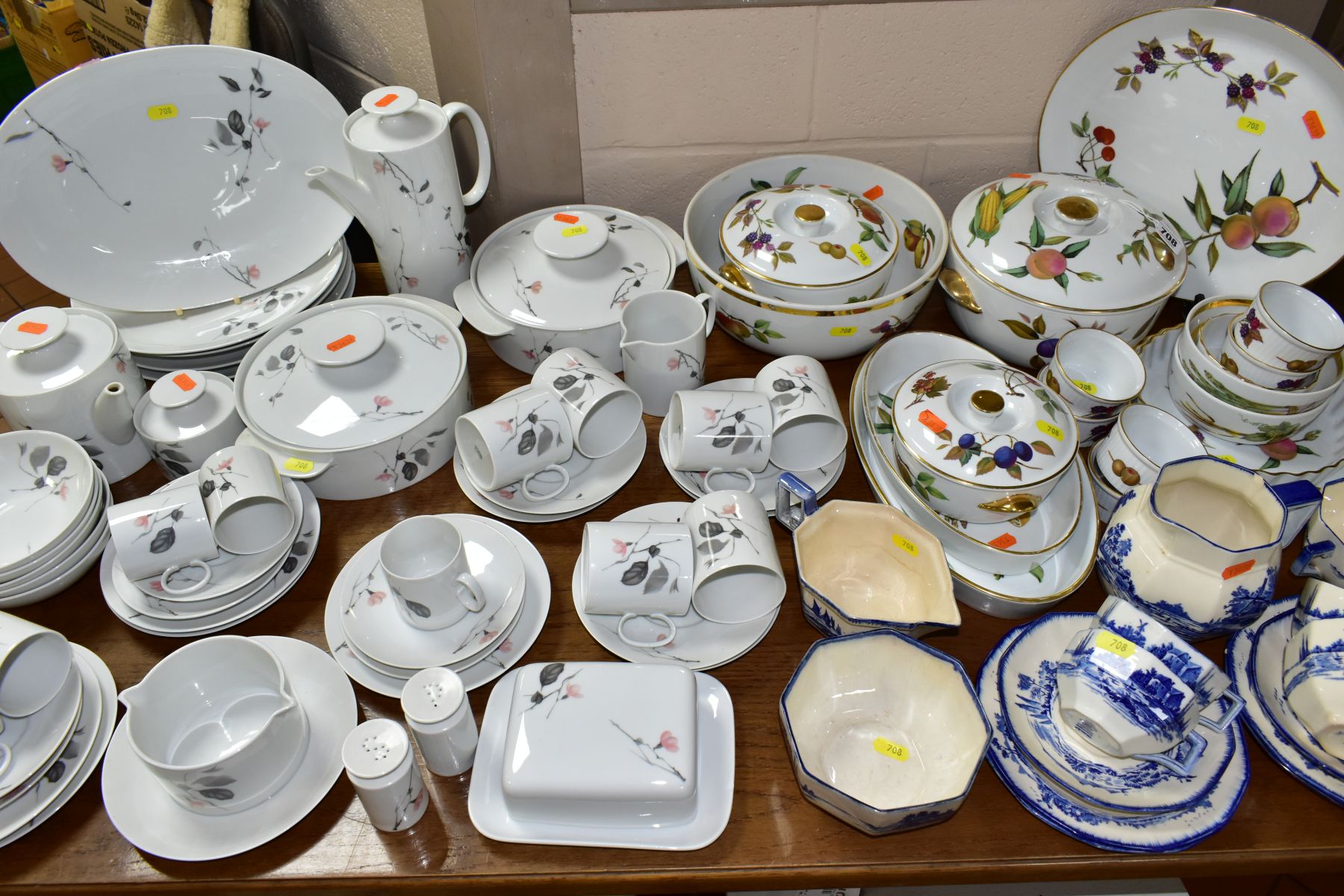 A COLLECTION OF ASSORTED 20TH CENTURY TEA AND DINNERWARES, comprising seventeen pieces of Royal