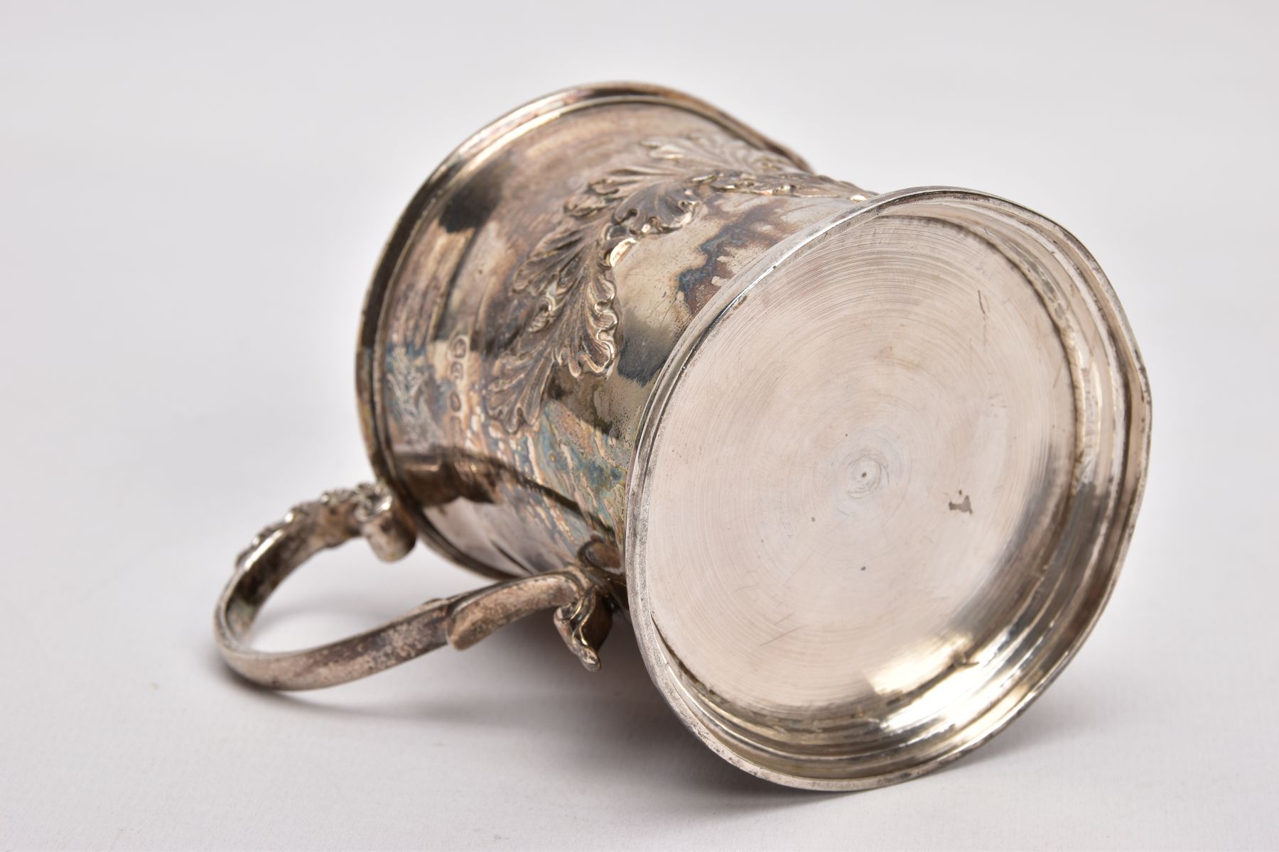 AN EARLY VICTORIAN SILVER CREAM JUG, with embossed acorn leaves scattered with acorns gathered in - Image 6 of 6