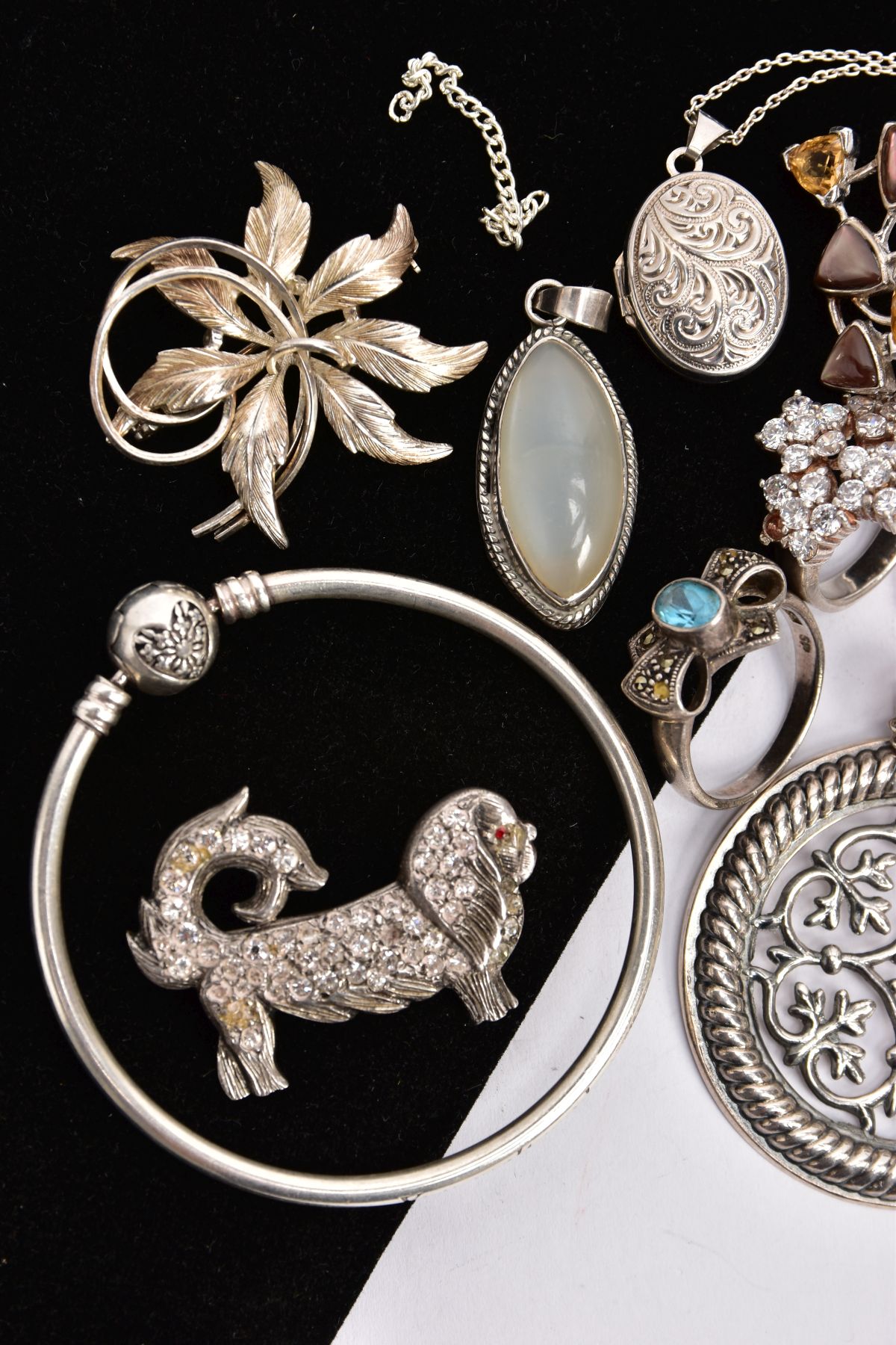 A SELECTION OF SILVER AND WHITE METAL JEWELLERY, to include a silver ring in the form of a bow, - Image 2 of 5