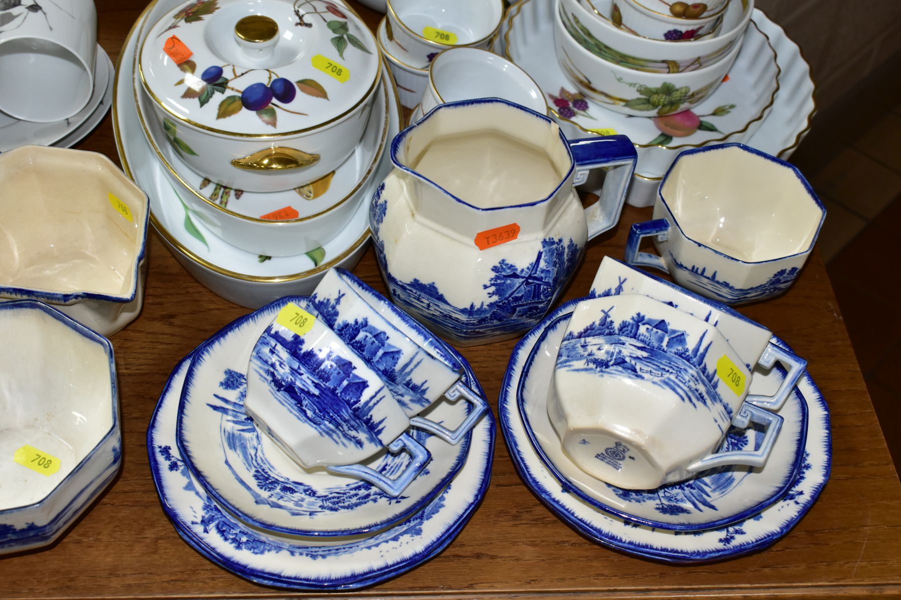 A COLLECTION OF ASSORTED 20TH CENTURY TEA AND DINNERWARES, comprising seventeen pieces of Royal - Image 2 of 7