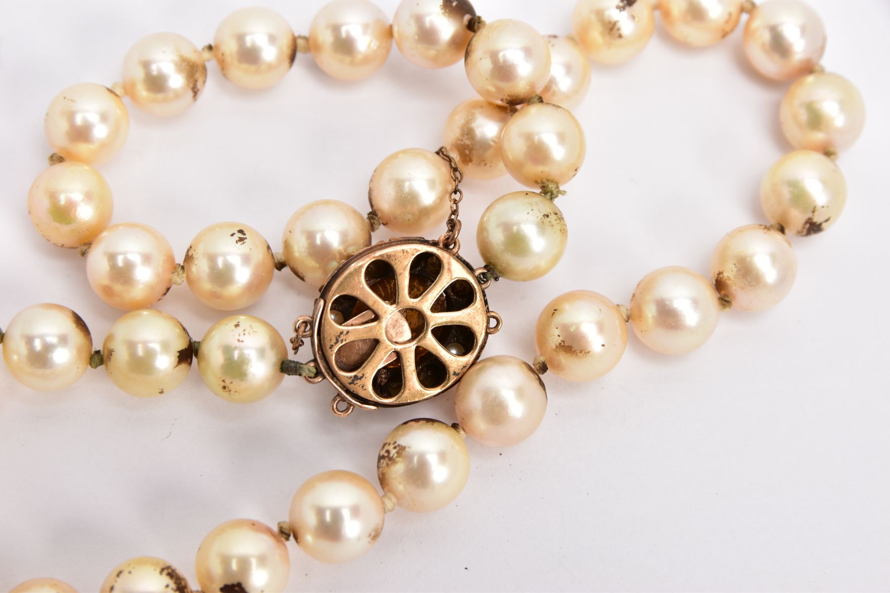 AN EARLY 20TH CENTURY CULTURED PEARL NECKLACE WITH 9CT GOLD GEM SET CLASP, comprising a single row - Image 4 of 4