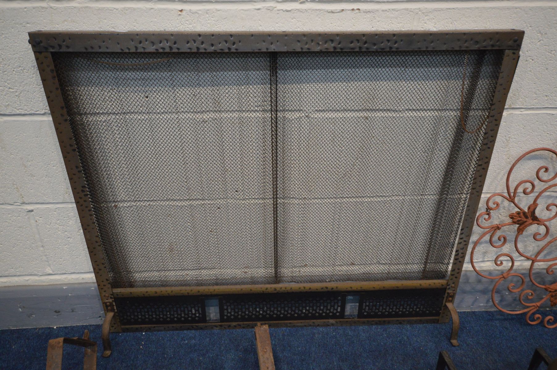 A SELECTION OF METALWARE, to include a fire screen with a mesh curtain, cast iron foliate plaque - Image 2 of 5