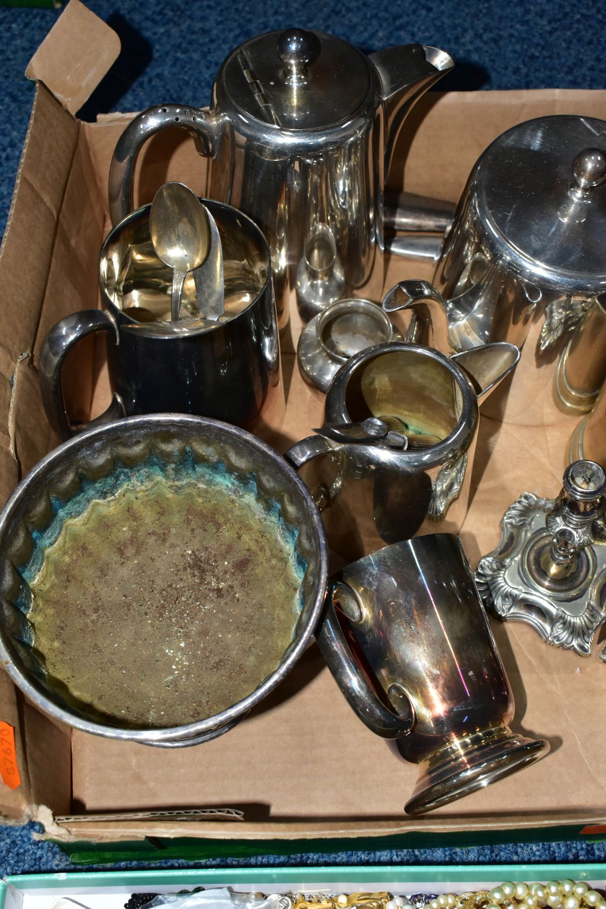 A BOX OF MAINLY SILVER PLATED WARE AND COSTUME JEWELLERY, to include a hinged wooden jewellery - Image 4 of 9