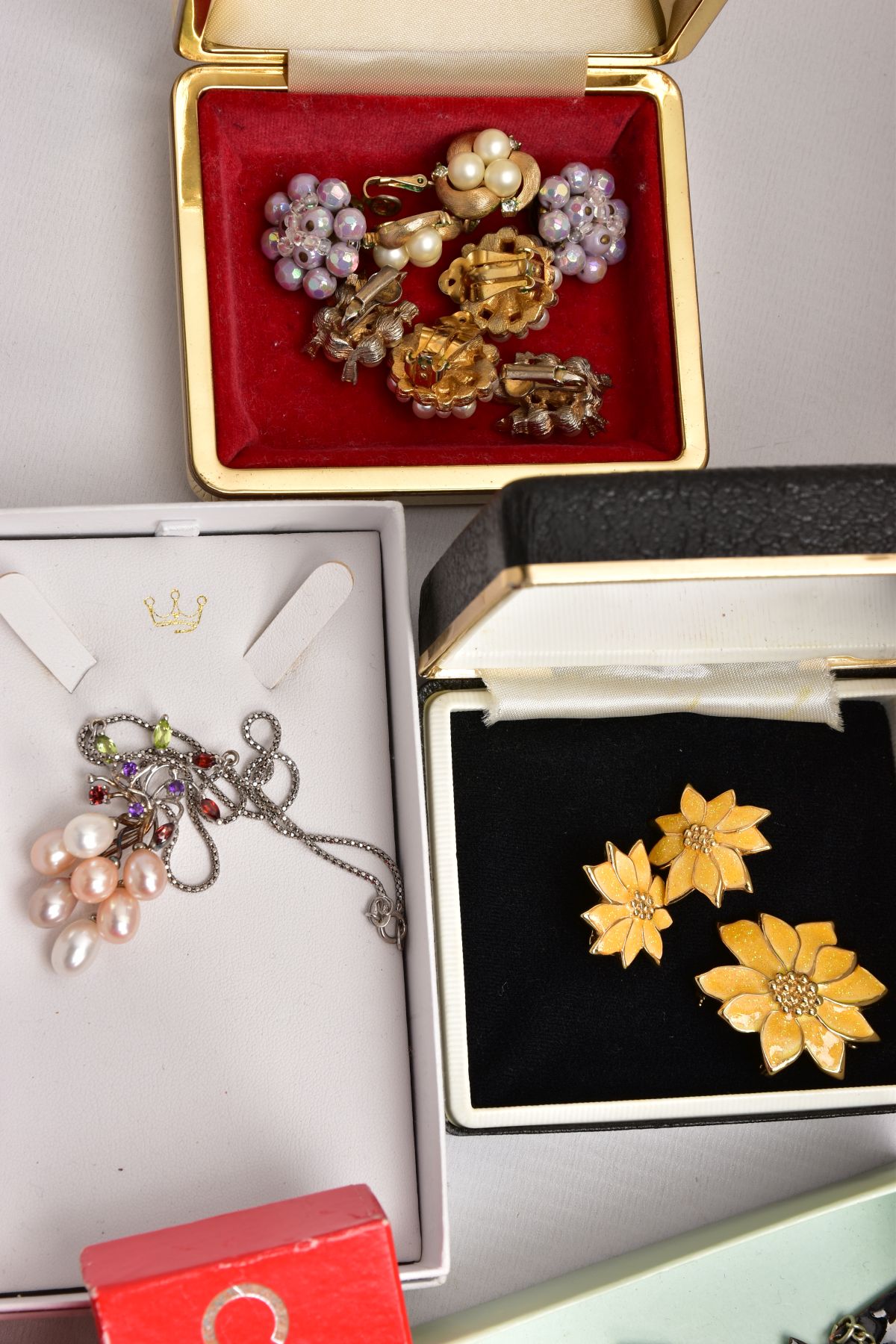 A BOX OF COSTUME JEWELLERY, to include a large quantity of costume jewellery, a silver multi - Image 9 of 12