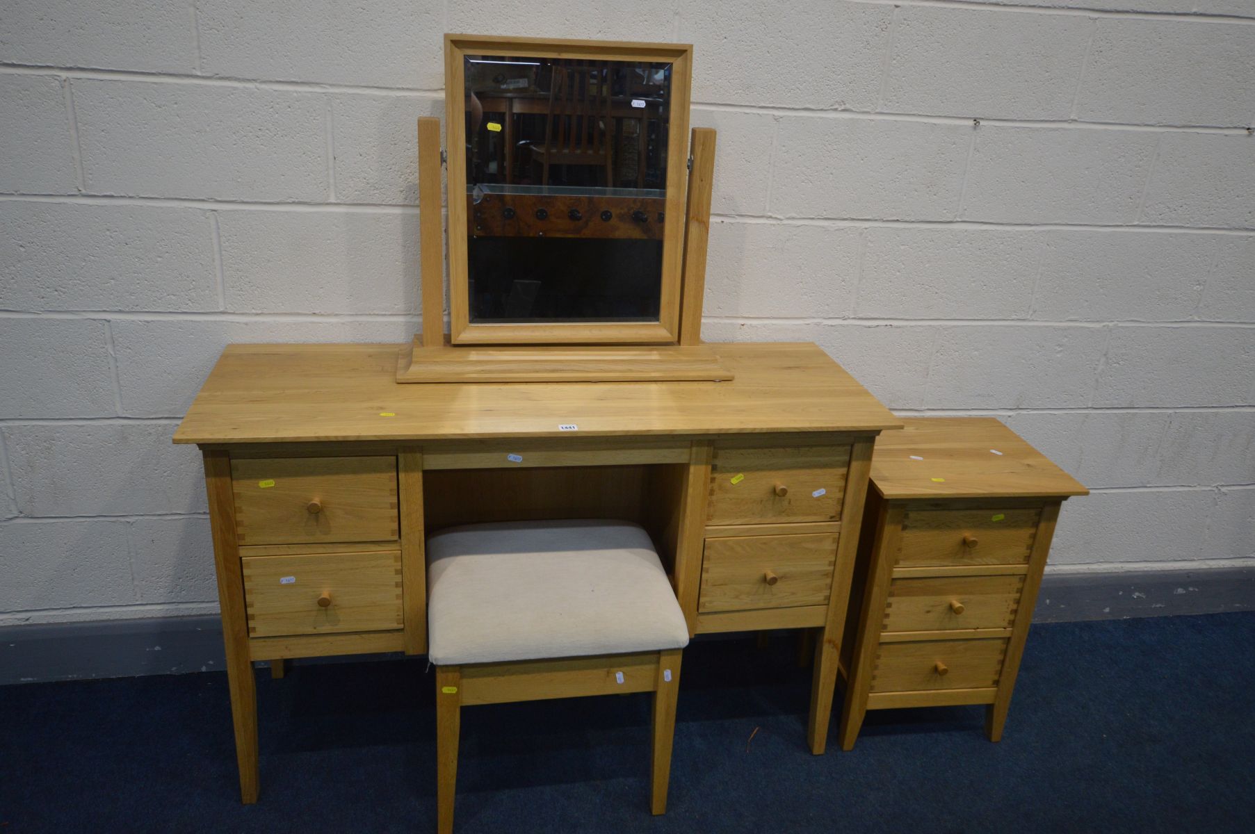 A WILLIS AND GAMBIER, ESPRIT COLLECTION LIGHT OAK BEDROOM SUITE, comprising a dressing table with