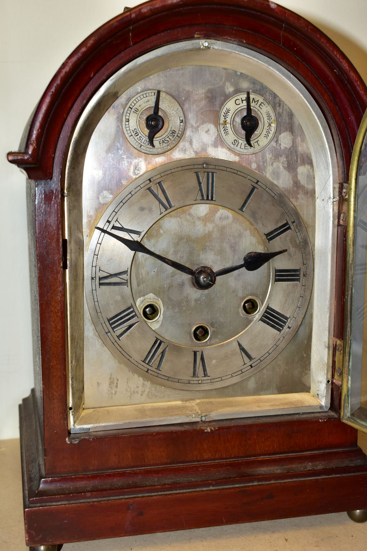 A GUSTAV BECKER WESTMINSTER CHIMING MANTLE CLOCK, with Roman numerals to the chapter ring, height - Image 10 of 11