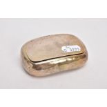 AN EARLY 20TH CENTURY SILVER TABLE SNUFF BOX, of a rounded rectangular form, plain polished