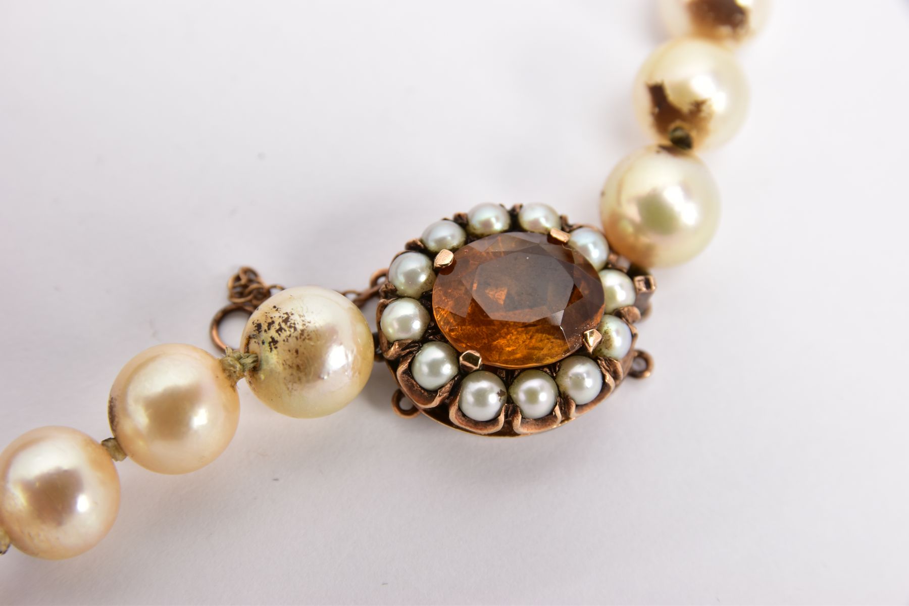 AN EARLY 20TH CENTURY CULTURED PEARL NECKLACE WITH 9CT GOLD GEM SET CLASP, comprising a single row - Image 2 of 4