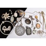 A SELECTION OF SILVER AND WHITE METAL JEWELLERY, to include a silver ring in the form of a bow,