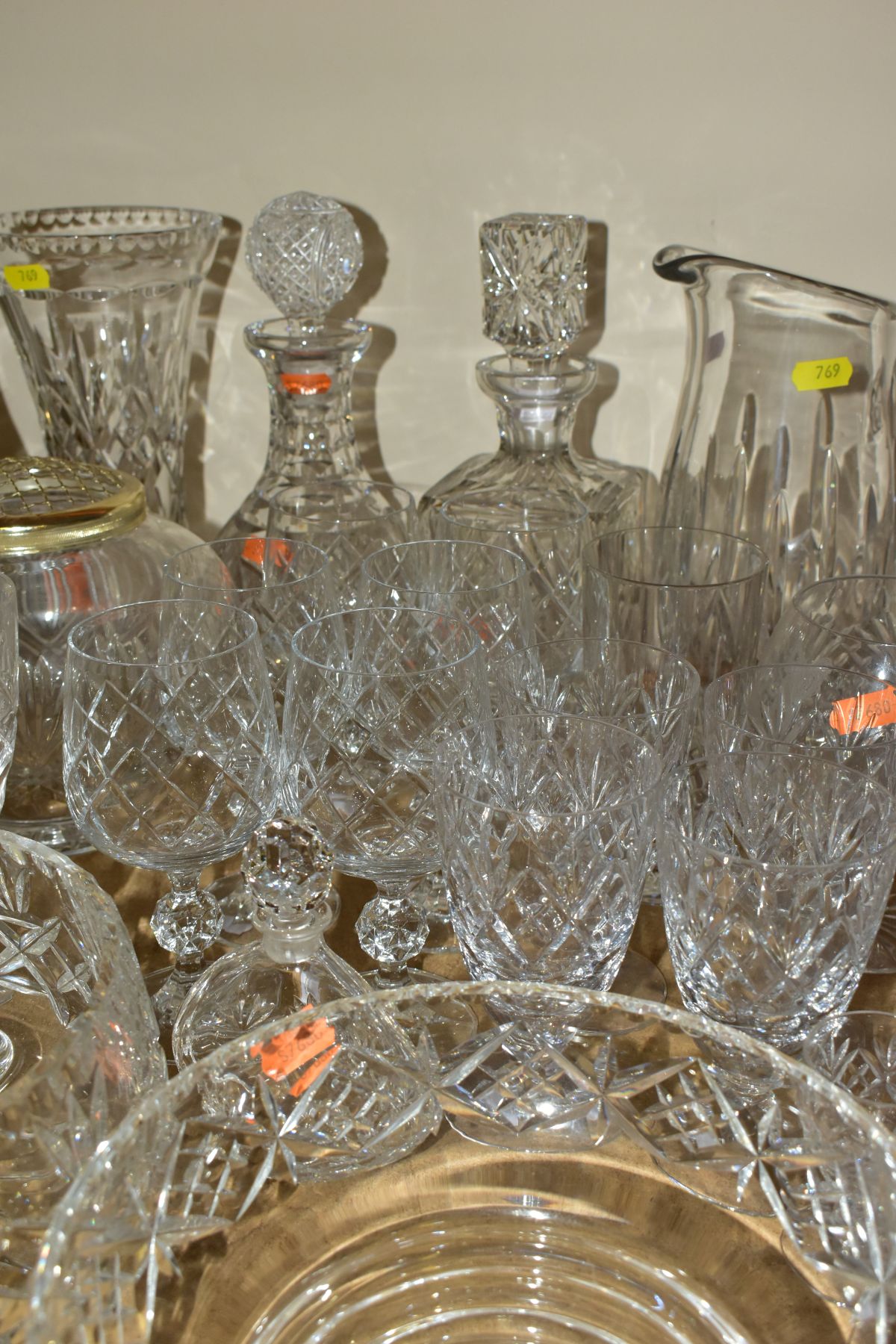 APPROXIMATELY SEVENTY FIVE PIECES OF CUT GLASS AND CRYSTAL, to include three decanters (one - Image 4 of 5